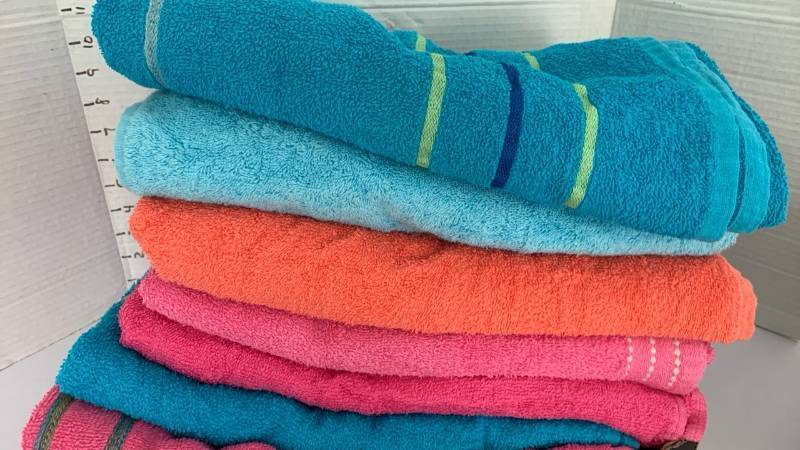 lot 1411 image: Beach towels
