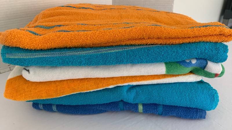 lot 1412 image: Beach towels