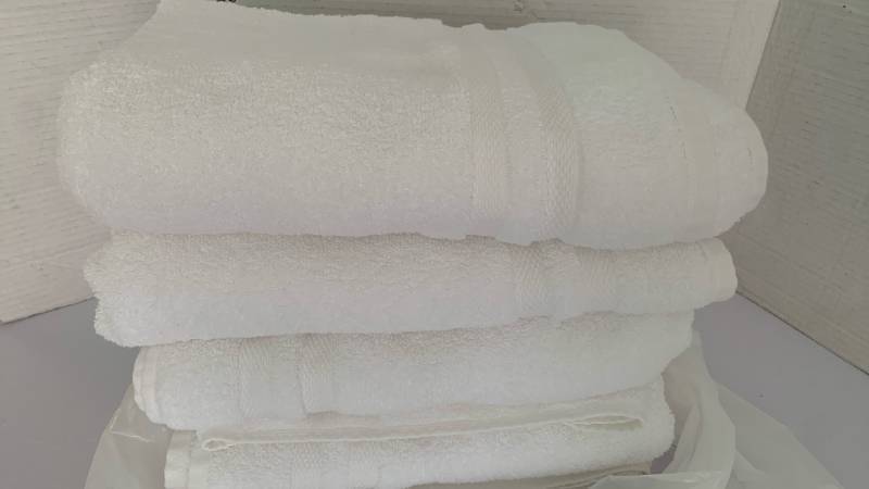 lot 1413 image: White bath towels