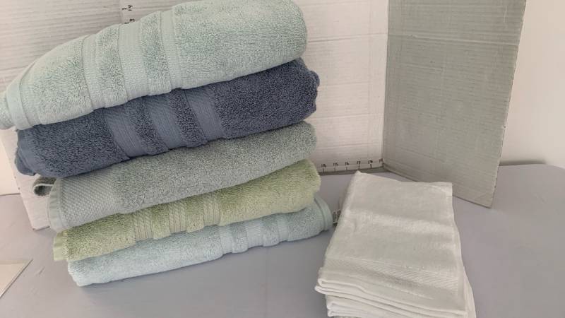 lot 1415 image: Bath and hand towels