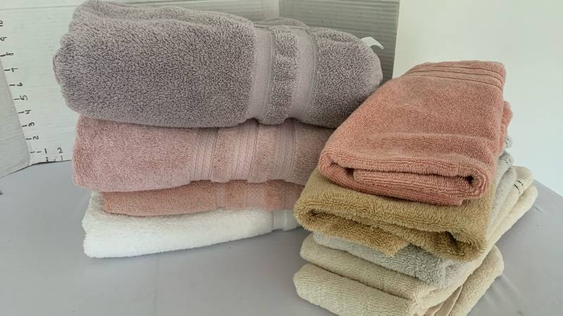 lot 1416 image: Bath and hand towels