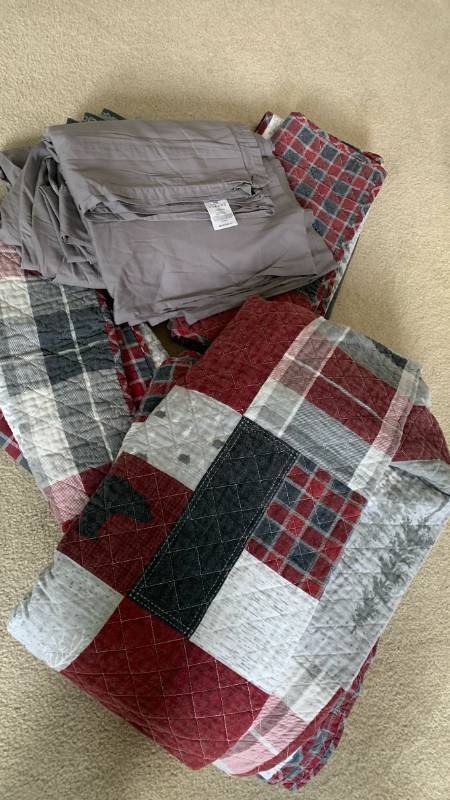 lot 1418 image: King bedspread, shams, and sheets