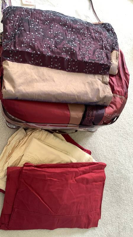 lot 1420 image: King comforter and sheets