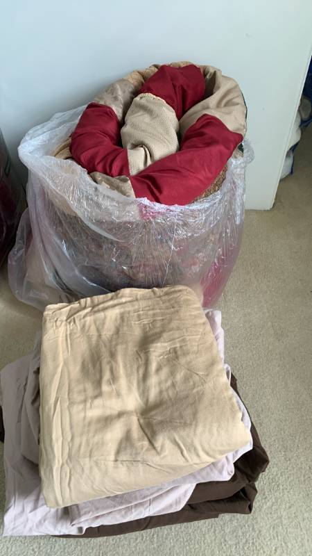 lot 1421 image: Queen  comforter and miscellaneous sheets��