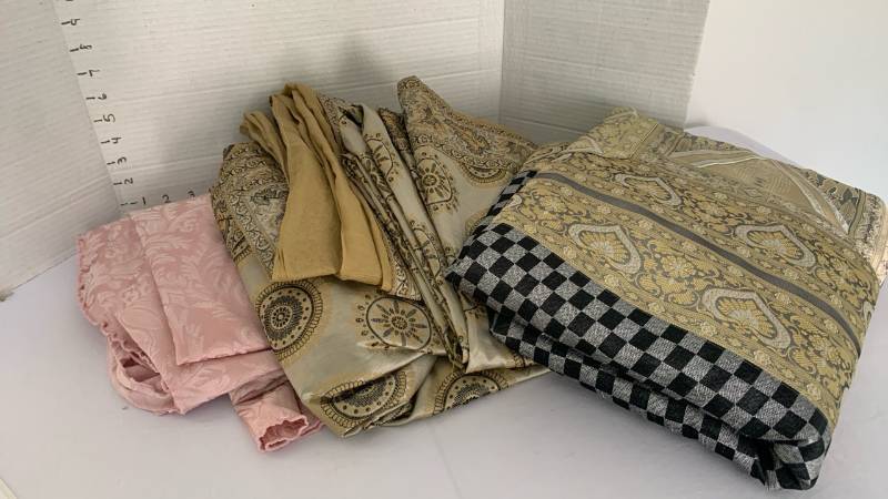 lot 1422 image: Table cloths