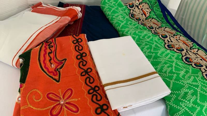 lot 1423 image: Fabric and table decor