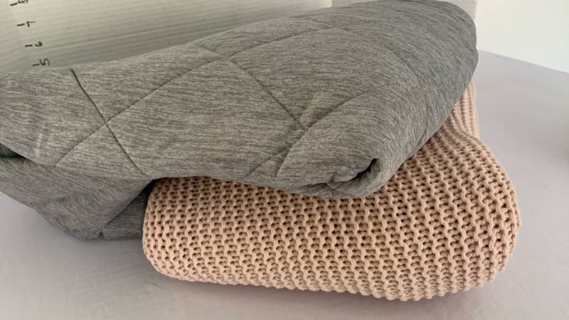 lot 1424 image: Throw blankets