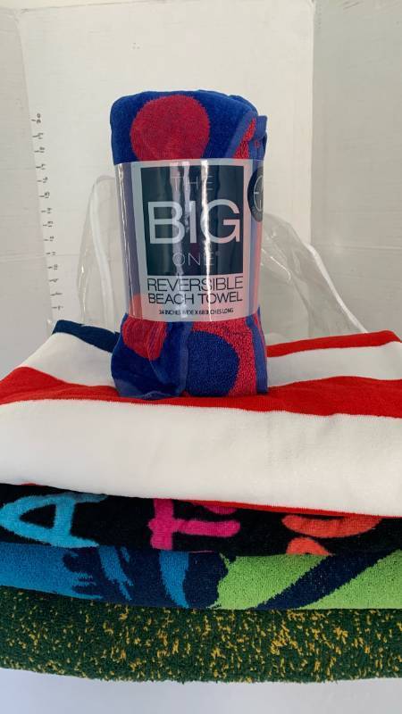 lot 1425 image: Beach towels