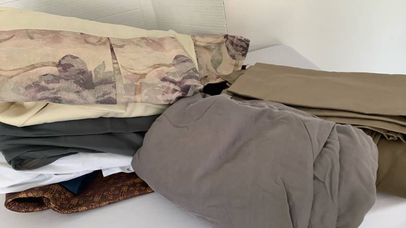 lot 1426 image: Misc bed skirts and sheets