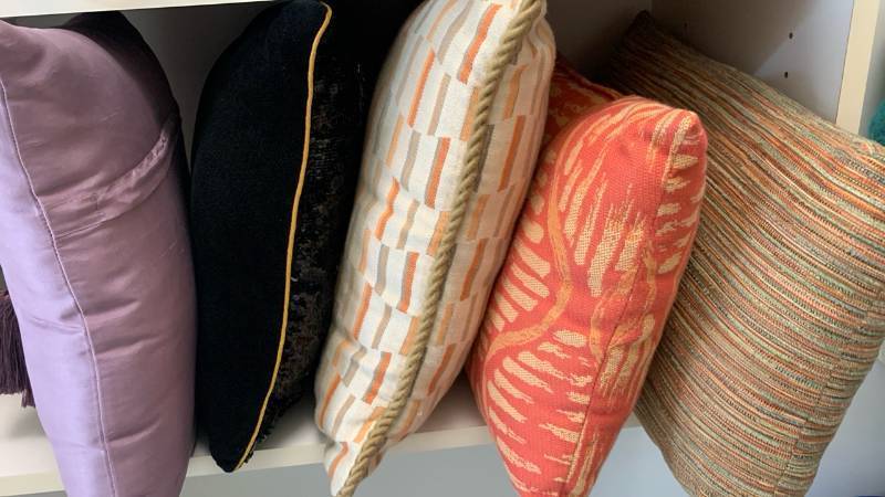 lot 1427 image: Decorative throw Pillows