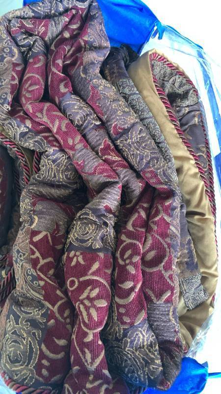 lot 1430 image: QueenKing comforter
