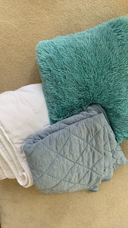lot 1432 image: Throw blankets