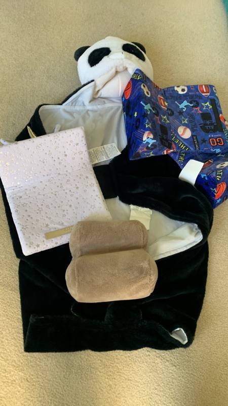 lot 1437 image: Childrens tablet pillows and blankets