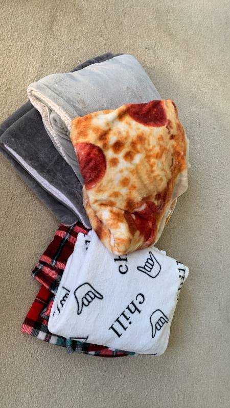 lot 1438 image: Throw blankets