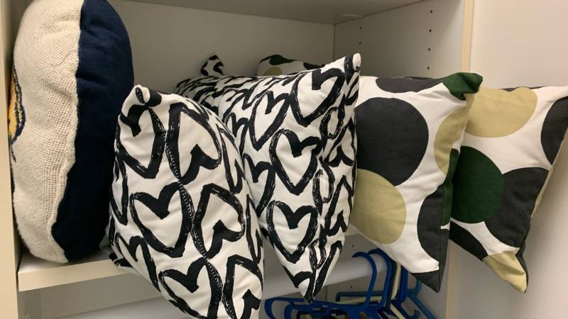 lot 1439 image: Throw pillows