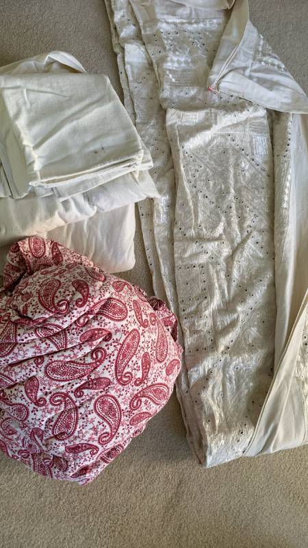lot 1440 image: King size sheets and bedspread