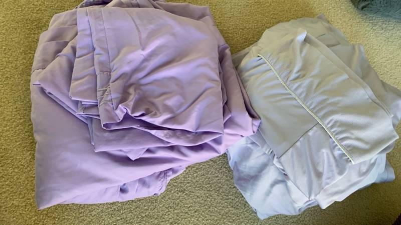 lot 1445 image: King sheet sets