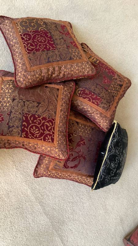 lot 1446 image: Throw pillows