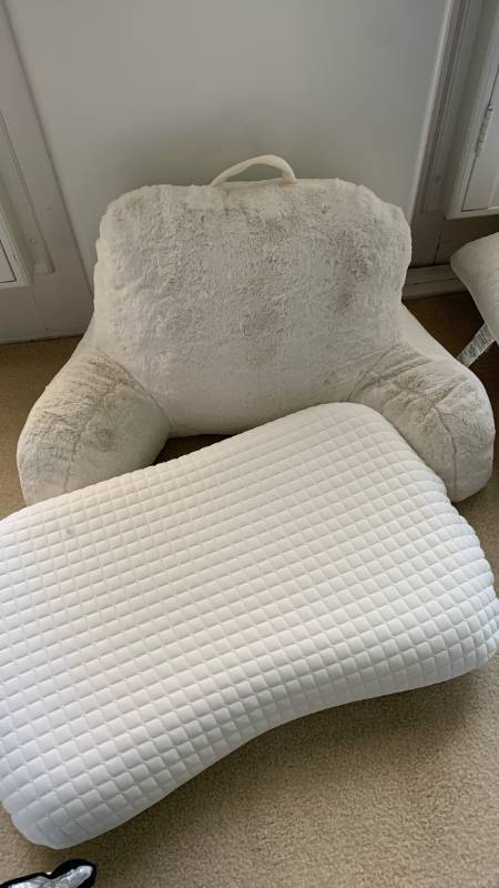 lot 1447 image: Reading pillow and memory foam bed pillow