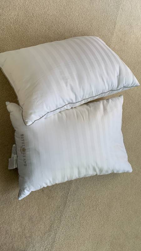 lot 1450 image: Bed pillows