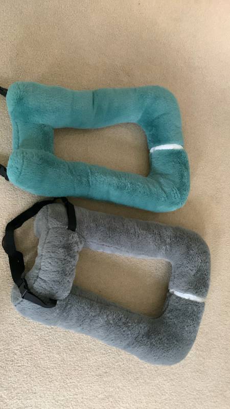 lot 1454 image: Plush Travel pillows