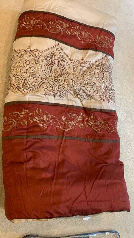 lot 1458 image: Queen comforter