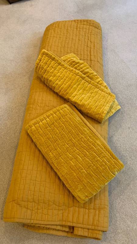 lot 1460 image: King size bedspread and shams