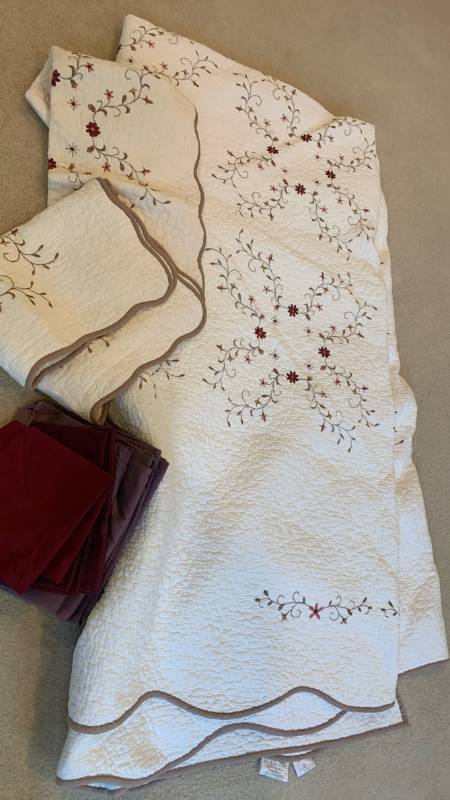 lot 1461 image: Queen, bedspread, shams, and pillowcases