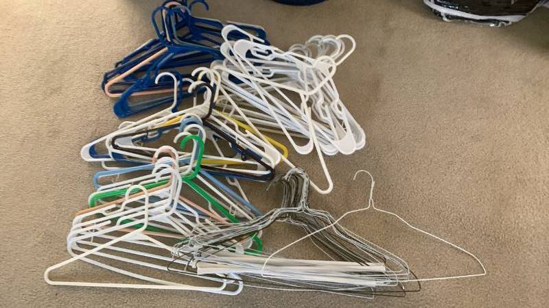 lot 1464 image: Hangers
