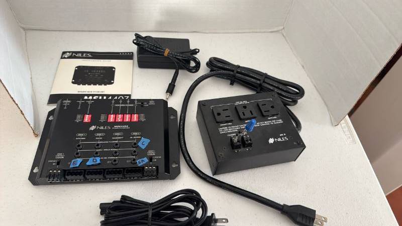 lot 1502 image: Niles MSU440Z IR Main System Unit with AC-3 Outlet Unit