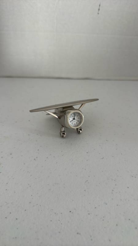 lot 1504 image: Silver-tone high-wing airplane desk and shelf clock approx 2 inches tall