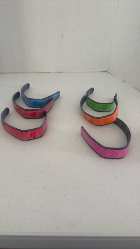 lot 1514 image: Disney magic wristbands