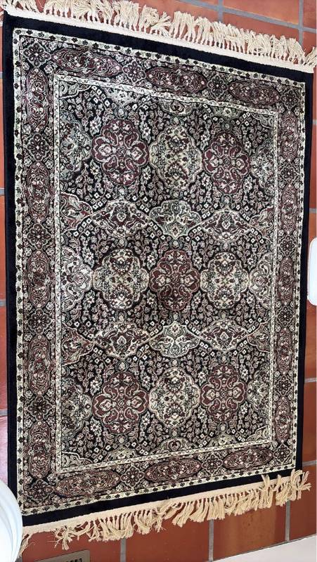 lot 1602 image: Floor rug 63x39