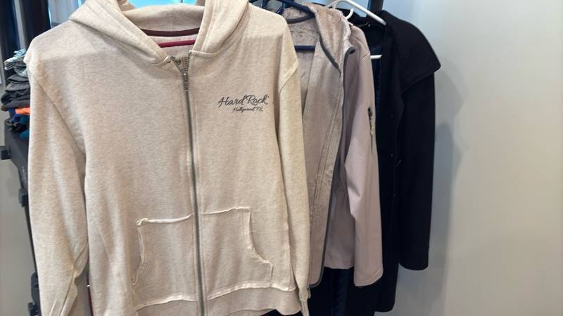 lot 1605 image: 3 coats. 2 XL 1 size 8