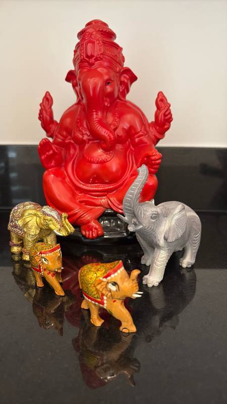 lot 1609 image: Elephants. Gray one has one broken tusk.