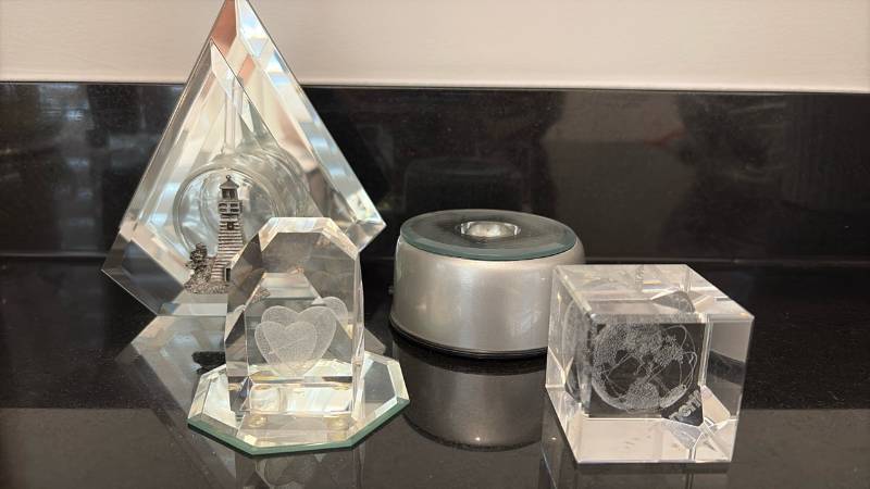 lot 1617 image: Glass decor- one has a broken part