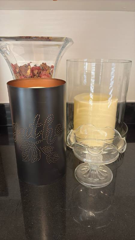 lot 1620 image: Vases and candleholders