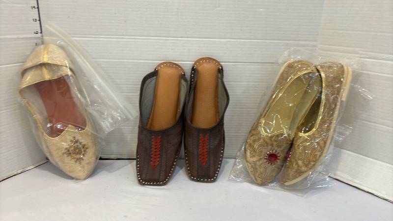 lot 1714 image: Lot of 3 Pairs of Slip-On shoes - Size 8