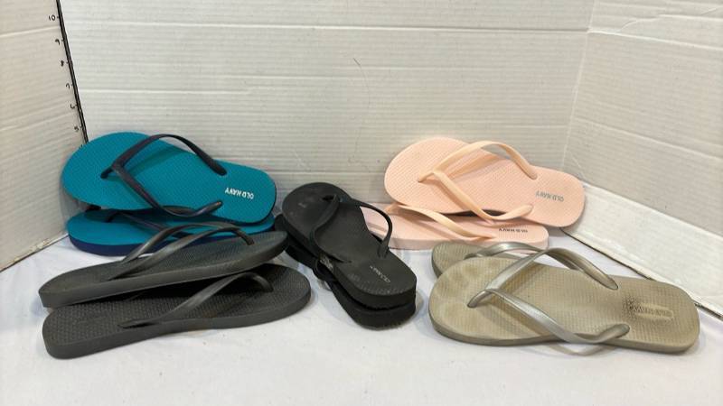 lot 1717 image: 5 pair Old Navy Flip-Flops