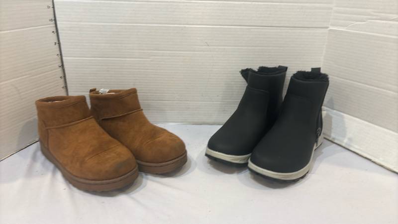lot 1719 image: Lot of 2 Womens Ankle Boots Sizes 7.5 Medium and 7