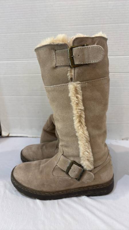 lot 1728 image: Bearpaw Boots Size 7
