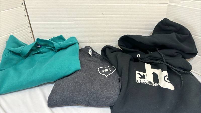 lot 1735 image: Two sweatshirts and a hoodie - size M