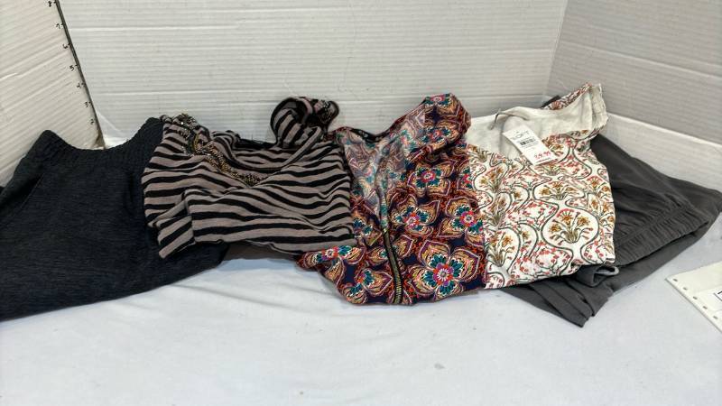 lot 1748 image: Two pair pants and Three tops M