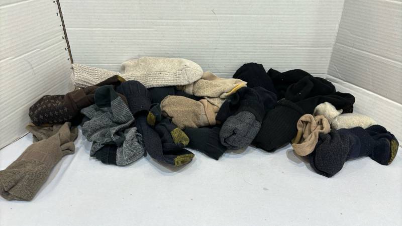 lot 1755 image: Lot of Assorted Socks Mixed Colors Multiple Pieces