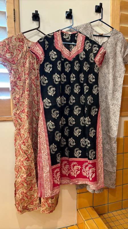 lot 1773 image: Lot of 3 Womens Short Sleeve Printed Long Tunic Dresses