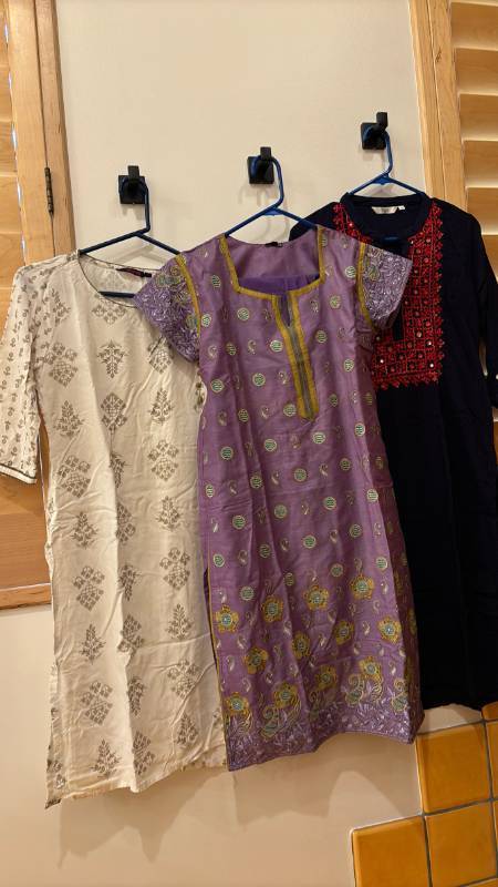 lot 1782 image: Lot of 3 Womens Kurta Tunics White Lavender and Navy - Lavender has pants