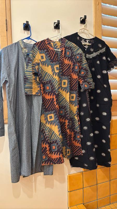lot 1798 image: Lot of 3 Printed Garments, Long and Short Sleeve