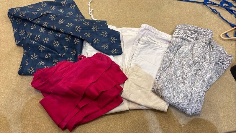 lot 1799 image: Lot of 5 Assorted pants and skirts