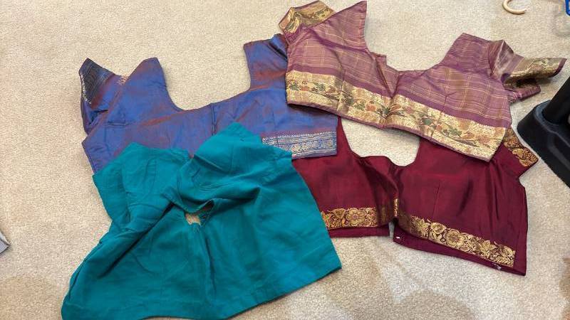 lot 1806 image: Lot of 4 Womens Blouses