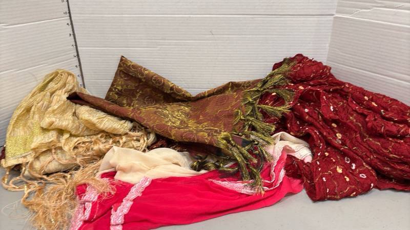 lot 1819 image: Scarves and shawls